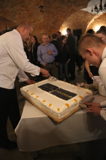 Krájanie narodeninovej torty prehliadky na bankete v pivnici na zámku.